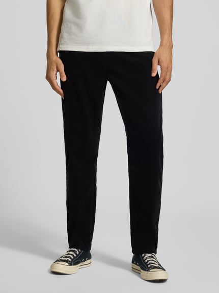 Männermodel trägt Straight Fit Hose aus reiner Baumwolle in Cord-Optik von Carhartt Work In Progress, 5-Pocket-Design, schwarze Farbe, Ganzkörperansicht von vorne. Kontext: Herren Hose, Bundweite 46 cm, Innenbeinlänge 76 cm.