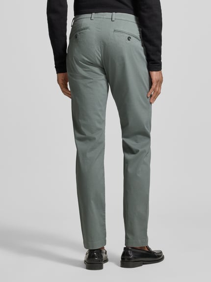 Mannenmodel draagt 'Fein strukturierte Chino mit Gesäßtaschen' van bugatti in regular fit, fijn gestructureerde katoenmix, pastelgroen, detailopname rugaanzicht. Context: heren chino van bugatti met stretch, steekzakken, achterzakken, taillewijdte 40 cm, binnenbeenlengte 82 cm.