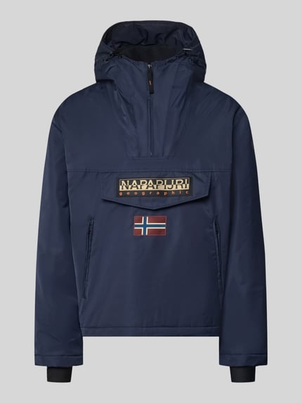 Produktfoto, Jacke mit Kapuze und kurzem Reißverschluss von Napapijri in Dunkelblau, Label-Patches, Pattentasche, glatte Textur, Modell 'RAINFOREST NEXT'