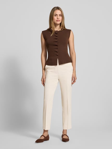 Frauenmodel trägt Hose mit elastischem Bund und Bügelfalten Modell 'Philomena' von JOOP! in Creme, Material-Mix mit Stretch, Ganzkörperansicht von vorne