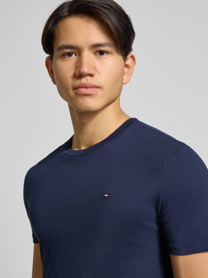 Mannelijk model draagt Slim Fit T-shirt uit puur katoen met logodetail, look: effen, ronde hals, korte mouw, Jersey, set van 2, van Tommy Jeans. Nahaufnahme oberkörper.