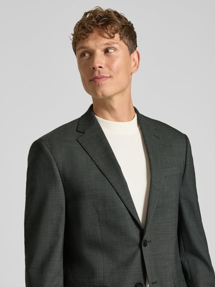 Männermodel trägt Slim Fit Anzug aus Schurwoll-Mix von HECHTER PARIS in Dunkelgrau, feine Textur, Nahaufnahme Oberkörper. Rückenlänge 75 cm, Schulterbreite 40 cm.
