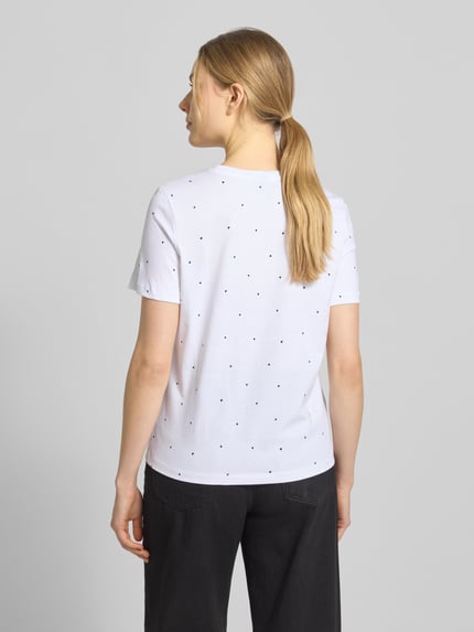 Frauenmodel trägt Damen T-Shirt Shaped Fit T-Shirt aus reiner Baumwolle Modell 'PAULINA AOP' von Vero Moda, Optik:Allover-Muster, Ganzkörperansicht Rückansicht.