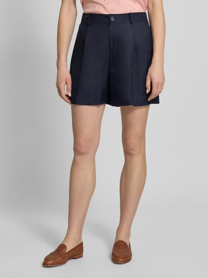Kobieta nosi Regular Fit Chinoshorts aus Leinen-Viskose-Mix od Lauren Ralph Lauren, efekt: jednolity kolor, krój regular fit, zakładka w pasie, kanty, szlufki na pasek, szwy w talii, zapięcie na guzik i zamek błyskawiczny, wpuszczane kieszenie, kieszenie z tyłu, wykończenie materiału: cieniowana przędza, splot twill, mieszanka lnu i wiskozy, widok całej sylwetki z przodu.