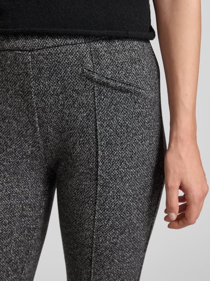 Frauenmodel trägt Slim Fit Stoffhose mit Viskose-Anteil Modell 'Jenny' von TONI, grau gemustert, Paspeltaschen, Nahaufnahme Hüfte.