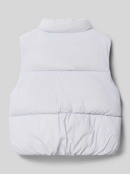 Produktfoto, weiße Regular Fit Weste in Stepp-Optik Modell 'MAE' von Mango, glatte Textur, Stehkragen, Rückenlänge 45 cm bei Größe 140