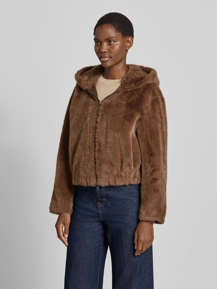 Vrouwenmodel draagt Jacke aus Kunstfell mit Zweiwege-Reißverschluss van Blonde No. 8, bruin, regular fit, capuchon, voorkant, medium shot