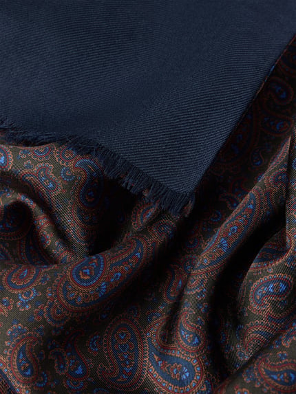 Produktfoto, Wollschal aus reiner Wolle mit Rückseite aus reiner Seide von Ascot, dunkles Blau, buntes Paisley-Muster, ausgefranste Abschlüsse, weiche Textur