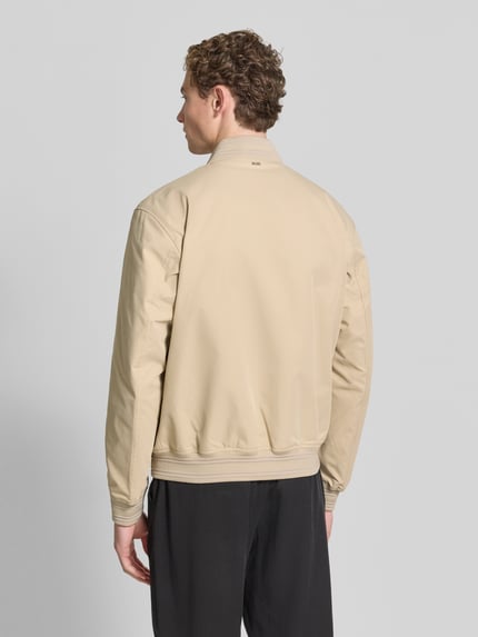 Männermodel trägt Regular Fit College-Jacke mit Label-Applikation Modell 'COMBER-262' von BOSS, Optik: Unifarben, Materialverarbeitung: Twill, Ganzkörperansicht Rückansicht.