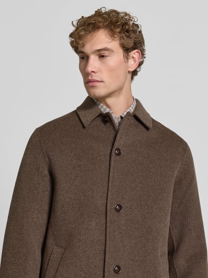 Męski model nosi Regular Fit płaszcz z mieszanki wełny i kaszmiru Regular Fit Mantel aus Woll-Mix mit Kaschmir-Anteil von GANT, zbliżenie na górną część ciała.