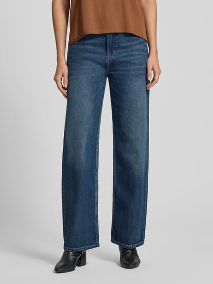 Frauenmodel trägt Straight Fit Jeans im 5-Pocket-Design Modell 'MIAMI' von MANGO, reine Baumwolle, dunkelblaue Farbgebung, Nahaufnahme Oberkörper bis Schuhe.
