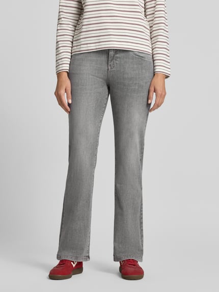 Frauenmodel trägt Jeans mit Eingrifftaschen Modell 'Cecilia Perla' von MOS MOSH, grauer Baumwoll-Mix mit Stretch, Regular Fit, Ganzkörperansicht von vorne.