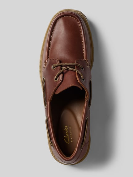 Produktfoto, Bootsschuhe aus beschichtetem Leder Modell 'Cleyhill' von Clarks in Braun, abgerundete Form, Schnürung, profilierte Sohle, Label-Detail