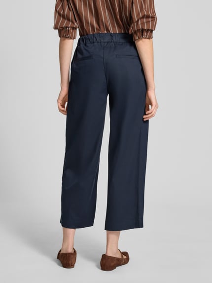 Vrouwenmodel draagt Regular Fit Culotte aus Baumwoll-Mix van Brax, look: effen, pasvorm: regular fit, lengte: kort, boord: tunnelkoord, materiaal: katoenmix, Ganzkörperansicht Rückansicht