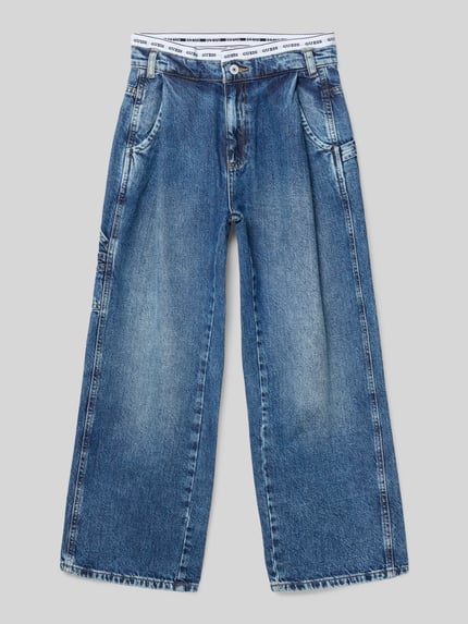 Produktfoto, Straight Fit Jeans mit Logo-Stitching von Guess, blaue Baumwolle, Eingriff- und Gesäßtaschen, sichtbares Logo, gerade Form