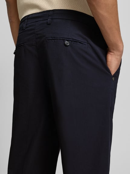 Männermodel trägt dunkelblaue Hose mit Gesäßtaschen Modell 'PANTALACCIO POPELINE' von MARKUP, Baumwoll-Elasthan-Mix, Nahaufnahme Rückansicht, Regular-Fit, Bundweite bei Größe 50: 48 cm, Innenbeinlänge bei Größe 50: 69 cm.