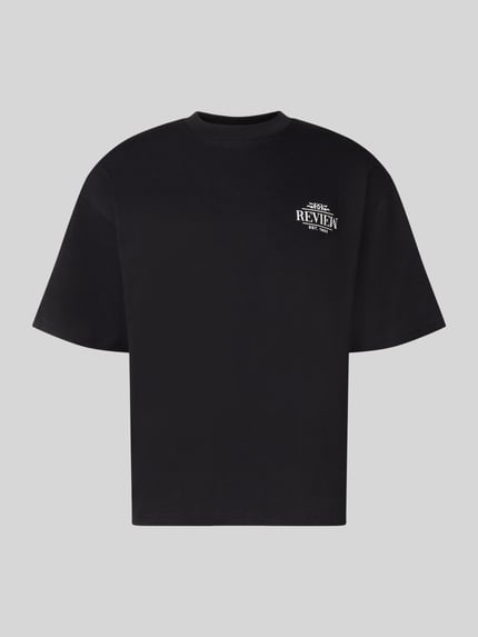 Produktfoto, czarny Regular Fit T-Shirt aus reiner Baumwolle mit rückseitigem Print von REVIEW, detal z logo, krój regular fit, czysta bawełna, długość tyłu w rozmiarze M: 67 cm