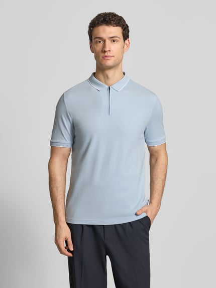 Männermodel trägt Regular Fit Poloshirt mit Baumwoll-Anteil von HECHTER PARIS in Hellblau, Polokragen mit Reißverschluss, Ganzkörperansicht von vorne.