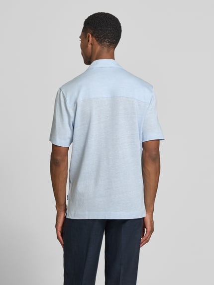 Männermodel trägt Regular Fit Freizeithemd aus Leinen-Baumwoll-Mix Modell 'H-POWELL' von BOSS in hellblau meliert, Ganzkörperansicht Rückansicht.