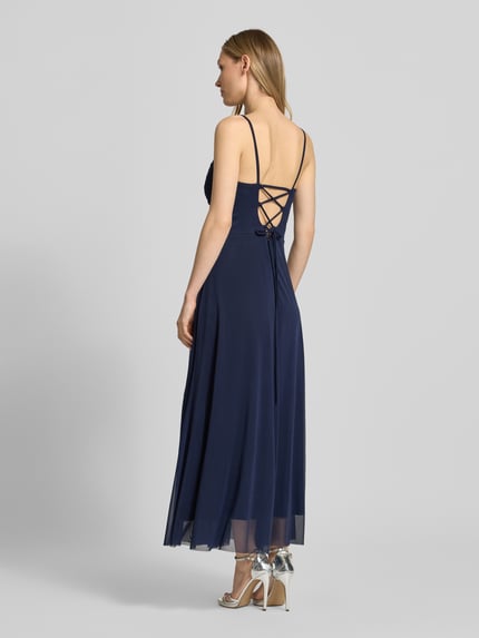 Frauenmodel trägt Cocktailkleid mit Drapierungen von TROYDEN COLLECTION aus Mesh, taillierter Schnitt, Midikleid, Rückenlänge 112 cm, Ganzkörperansicht Rückansicht.