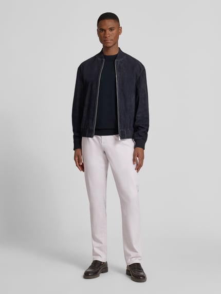 Mannelijk model draagt Stoffen broek met Franse steekzakken van MCNEAL, mix van katoen en elastaan, recht model, voorkant volledig zichtbaar.