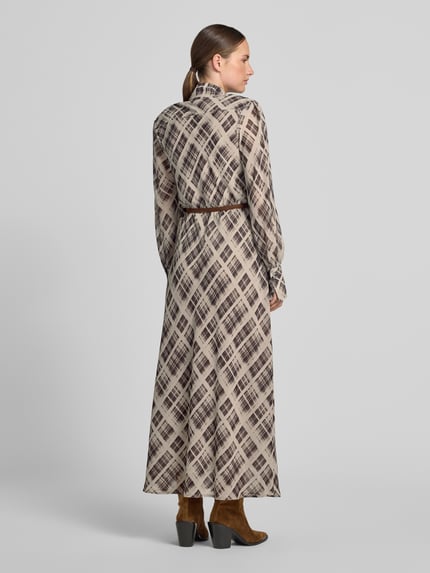 Frauenmodel trägt Tailliertes Freizeitkleid mit Allover-Muster von Jake*s Collection in Beige und Braun mit geometrischem Muster, Ganzkörperansicht Rückansicht.