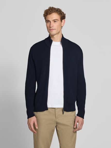 Männermodel trägt Strickjacke mit Stehkragen Modell 'LEVI' von MCNEAL in Dunkelblau, glatte Textur, Ganzkörperansicht von vorne, Herren Strickjacke Baumwoll-Mix, gerader Schnitt, Zwei-Wege-Reißverschluss, Rückenlänge 71 cm, Ärmellänge 70 cm.