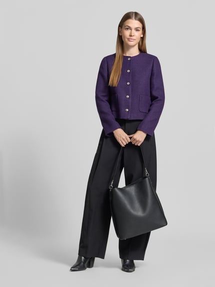 Frauenmodel trägt Kurzblazer mit goldfarbenen Zierknöpfen von JOOP!, unifarben violett, Strukturmuster, Ganzkörperansicht von vorne.