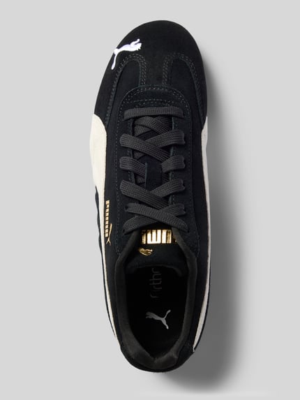 Produktfoto, Sneaker aus Leder-Mix Modell 'Speedcat' von PUMA in Schwarz mit abgerundeter Spitze, Logo-Stitching und Label-Details, Damen Sneaker, Schnürung, Absatzhöhe 1 cm, Schafthöhe 7 cm, Schaftweite 8 cm.
