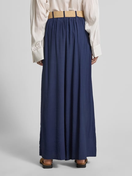 Vrouwenmodel draagt Wide Fit Jeans aus Viskose-Mix mit Bundfalten van Apricot in donkerblauw met afneembare riem, bandplooien, binnenbeenlengte 76 cm, bandwijdte 35 cm, ganzlichaamsaanzicht achteraan