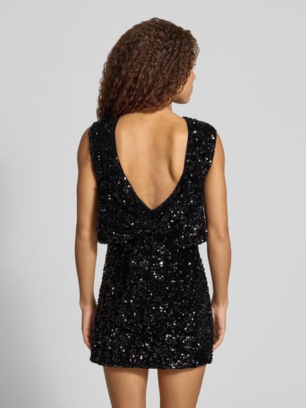 Frauenmodel trägt Paillettenkleid mit Schleifendetail hinten von ONLY, glänzende Struktur, Mini-Länge, ärmellos, Ganzkörperansicht Rückansicht.