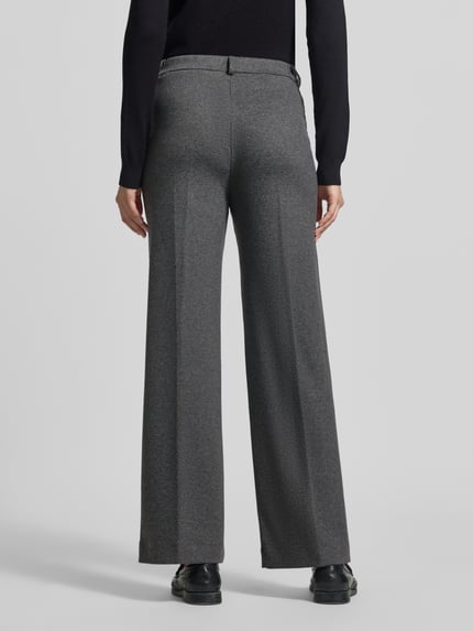 Männermodel trägt High Waist Business-Hose mit Bundfalten von MAX MARA WEEKEND in melange, strukturiertem Baumwollmix, Ganzkörperansicht Rückansicht