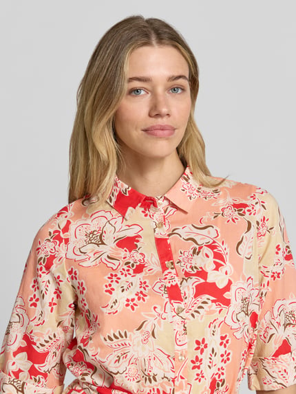 Frauenmodel trägt Hemdblusenkleid aus Reine Viskose von Soyaconcept, Modell 'FALDINE', florales Muster, Knopfleiste, Nahaufnahme Oberkörper.