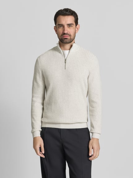 Männermodel trägt Strickpullover mit gerippten Abschlüssen van Christian Berg Men, katoen, regular fit, staande kraag, vooraanzicht bovenlichaam.