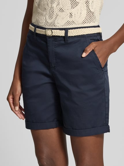 Vrouwenmodel draagt Regular Fit Bermudas uit katoenmix van s.Oliver RED LABEL, effen, twill, riem, paspelzakken, close-up bovenlichaam