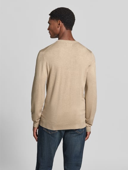 Männermodel trägt Strickpullover mit geripptem Rundhalsausschnitt von MCNEAL in Beige, taillierte Passform, Rückenansicht, Ganzkörperansicht Rückansicht.