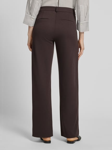 Frauenmodel trägt Straight Fit Stoffhose mit Viskose-Anteil Modell 'Nanni' von FREE/QUENT, elastischer Material-Mix, Ganzkörperansicht Rückansicht.