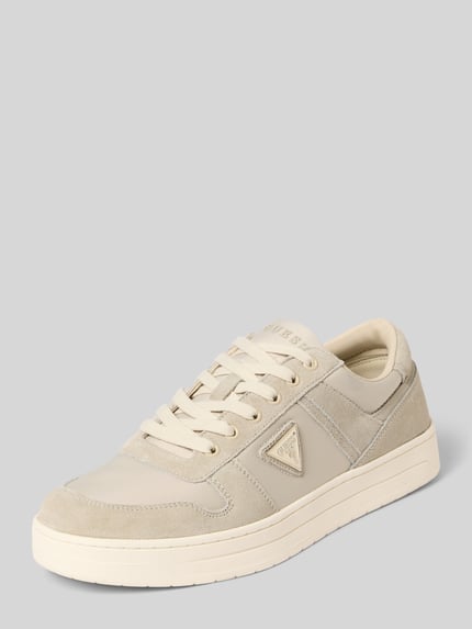 Productfoto, sneaker met labeldetails model 'UDDENT' van Guess, mix van leer en textiel, afgeronde punt, vetersluiting, beige tinten, hakhoogte maat 44: 4 cm, schachthoogte: 7 cm, schachtbreedte: 7 cm