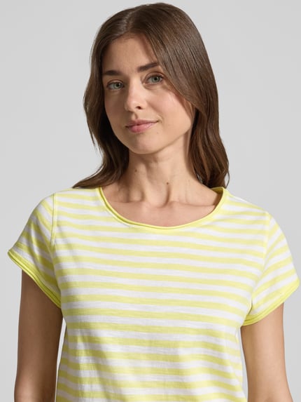 Frauenmodel trägt Regular Fit T-Shirt aus Baumwoll-Flammgarn von s.Oliver RED LABEL mit Optik:Allover-Muster, gestreift, Melange-Look, Rundhals, Ärmelform: Kurzarm, Rollsaum an Rumpfabschluss und Ärmelabschluss, reine Baumwolle; Nahaufnahme Oberkörper.