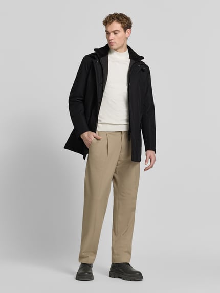 Männermodel trägt Kurzmantel mit Stehkragen Modell 'DARRY' von JOOP! in Schwarz, strukturierte Webware, Regular Fit, Ganzkörperansicht von vorne.