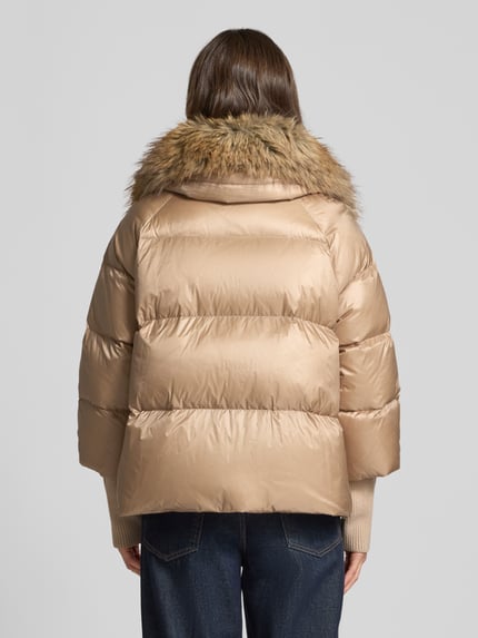 Kobiece modelka ma na sobie beżową Steppjacke mit Kunstfell Modell 'Mila' od ROCKANDBLUE, krój regular fit, długość do bioder, sztuczne futro na kołnierzu, pikowana faktura, lekko błyszcząca powierzchnia, widoczne kieszenie na zamek, szerokość w rozmiarze 36: 43 cm, szerokość klatki piersiowej w rozmiarze 36: 58 cm, długość rękawa w rozmiarze 36: 46 cm, widok całej sylwetki od tyłu.