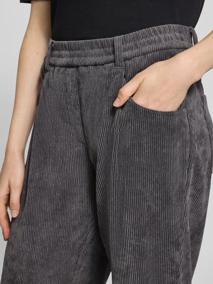 Frauenmodel trägt Regular Fit Barrel Leg Hose mit Cordstruktur von CAMBIO in Grau, 5-Pocket-Design, Struktur, Nahaufnahme Oberkörper.