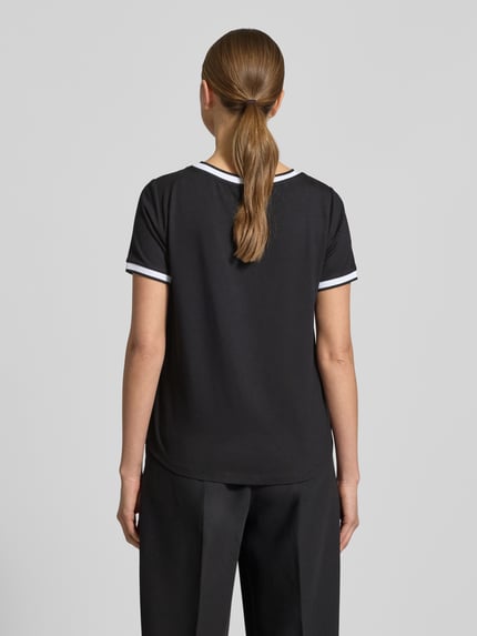 Modelka prezentuje Regular Fit T-Shirt aus Viskose-Mix od More & More, czarny, krój regular fit, zaokrąglony dekolt, krótkie rękawy, długość tyłu w rozmiarze 36: 57 cm, gładka faktura, pełny widok sylwetki od tyłu.