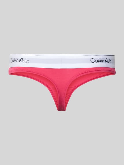 Produktfoto, String met elastische logo-band van Calvin Klein, dames stringmodel in roze katoenmix met stretch, nauwsluitende pasvorm.