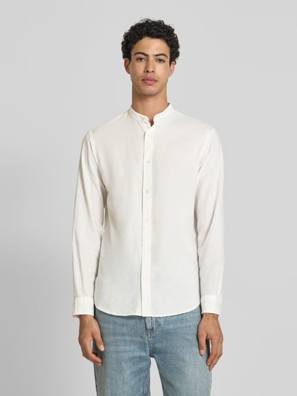 Männermodel trägt Freizeithemd mit Leinen-Anteil Modell 'BREEZE' von Jack & Jones, Baumwoll-Leinen-Mix, Regular-Fit, Stehkragen, Knopfleiste, Rückenlänge 75 cm, Schulterbreite 48 cm, Ärmellänge 64 cm, einfarbig cremefarben, strukturierte leichte Textur, Ganzkörperansicht von vorne.