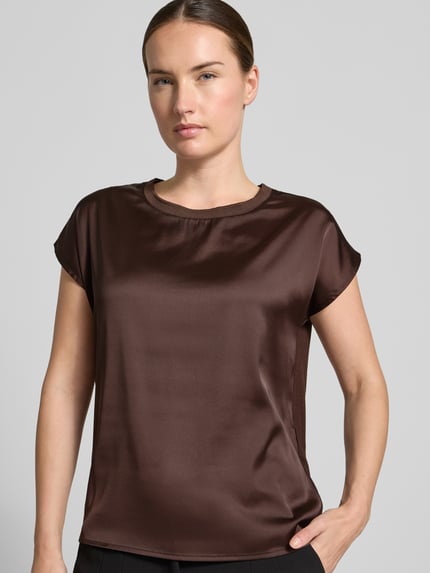 Frauenmodel trägt Regular Fit T-Shirt aus Viskose mit Stretch-Anteil von MORE & MORE, Satin-Optik, braun, Nahaufnahme Oberkörper.