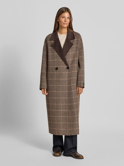 Frauenmodel trägt Mantel aus Woll-Mix mit Reverskragen von COMMA in Braun mit Karomuster, locker geschnitten, Ganzkörperansicht von vorne. Gerade Passform, Knopfverschluss, Rückenlänge 121 cm, Schulterbreite 65 cm, Brustweite 61 cm, Ärmellänge 47 cm, Viskose-Anteil.