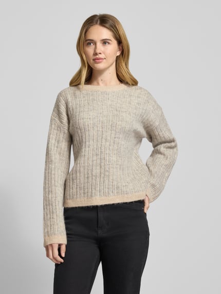 Frauenmodel trägt Relaxed Fit Pullover aus Woll-Mix mit Alpaka-Anteil Modell 'FALVA' von Selected Femme, Optik:Allover-Muster, Strukturmuster, Rundhals, Langarm, Strick, Ganzkörperansicht von vorne