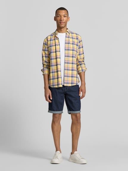 Männermodel trägt Regular Fit Jeansshorts im 5-Pocket-Design von PME Legend, dunkelblauer Baumwoll-Elasthan-Mix; Ganzkörperansicht von vorne.