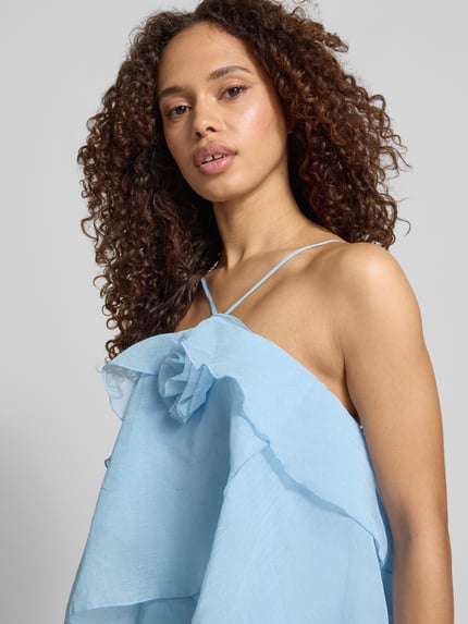 Frauenmodel trägt Maxikleid mit 3D-Rüschendetails Modell 'DELILAH' von Vero Moda in Hellblau, unifarben, Neckholder, Nahaufnahme Oberkörper.